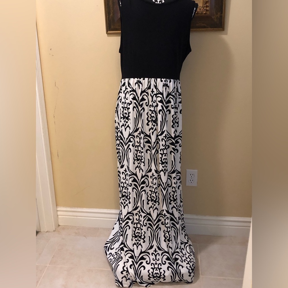 ⭐️Lilbetter perfect sleeveless v-neck cross x string detail + pockets long maxi - Picture 2 of 12